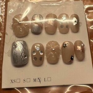 Silver Bloom Nail Set – Size M